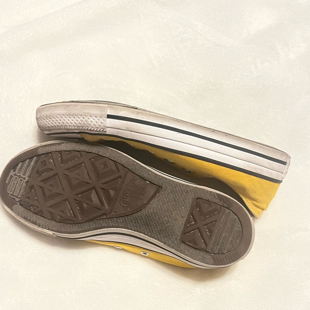 Yellow low top converse